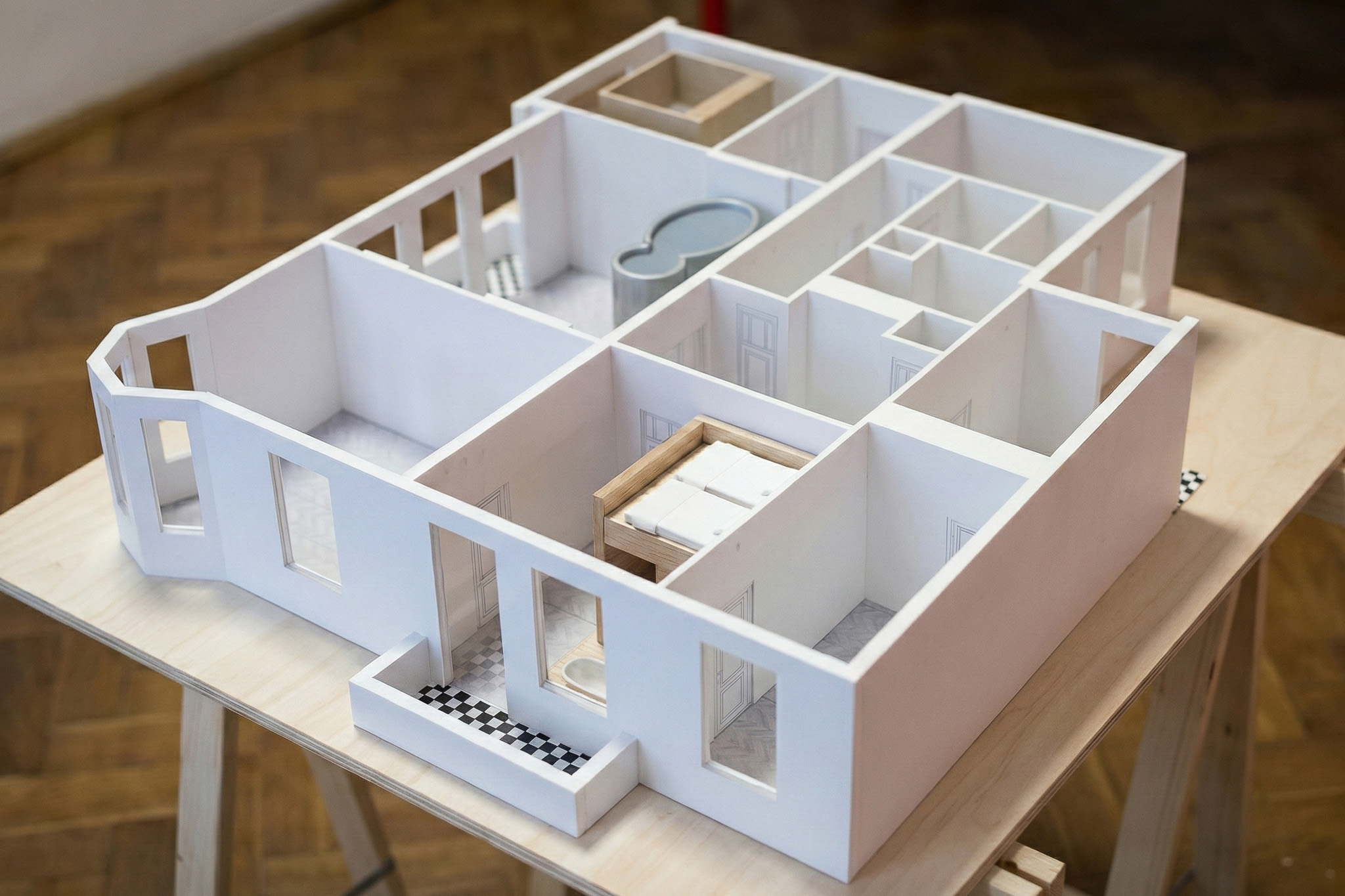 Makieta architektoniczna piętra hostelu w kamienicy, wykonana na podstawie projektu architektonicznego. Model prezentuje układ pomieszczeń, detale wnętrz oraz zróżnicowanie materiałów, zrealizowane w technologii druku 3D i tradycyjnych technik modelarskich.