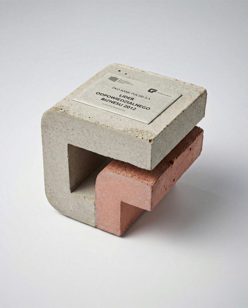 Nowoczesna statuetka z betonu wykonana na zamówienie, łącząca rzeźbiarską formę z trwałością materiału. Obiekt został zaprojektowany z myślą o nagrodach eventowych i realizacjach dla marek poszukujących nietypowych, wyrazistych rozwiązań.