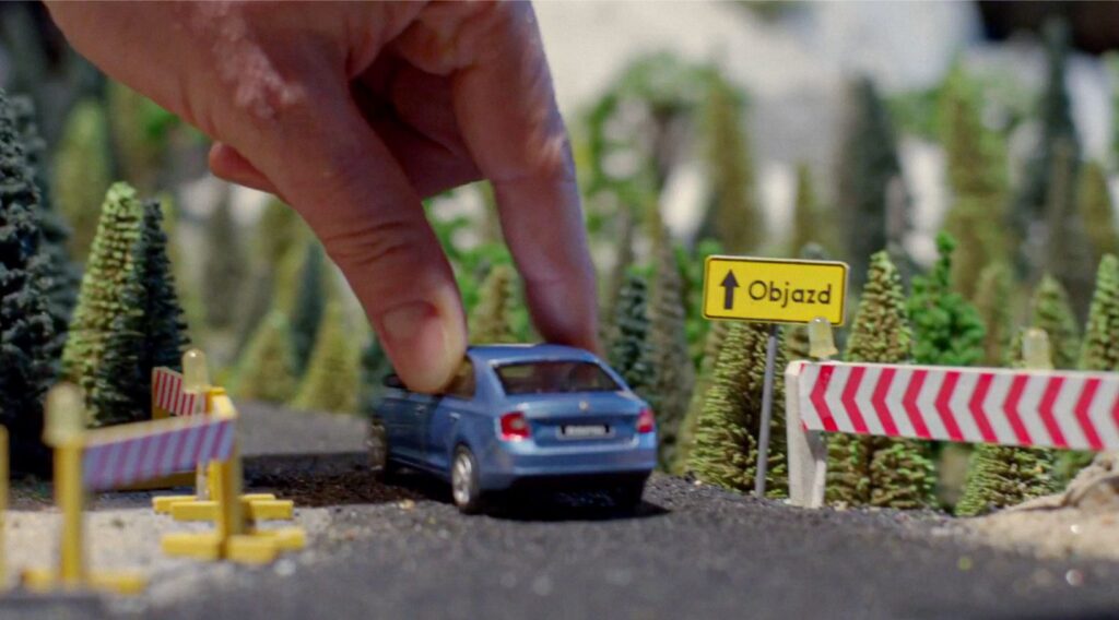 Diorama do reklamy samochodowej przedstawiająca zróżnicowany krajobraz